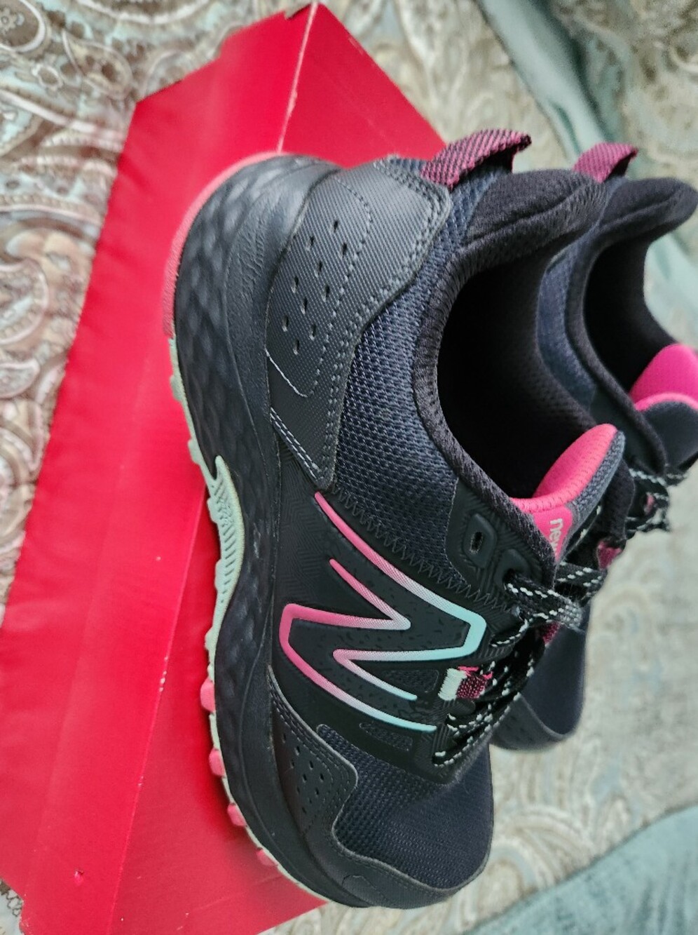 Women's 410 V8 Trail Running Athletic Shoes size 7.5 Black with Teal blue & pink